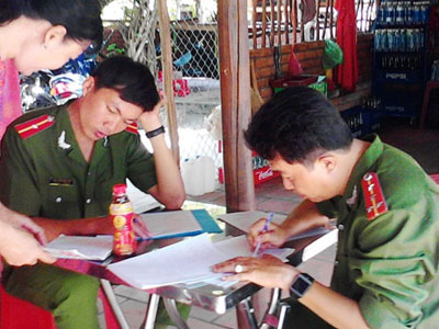 Cà Mau đưa mẫu trà Dr. Thanh có cặn lên TP HCM xét nghiệm