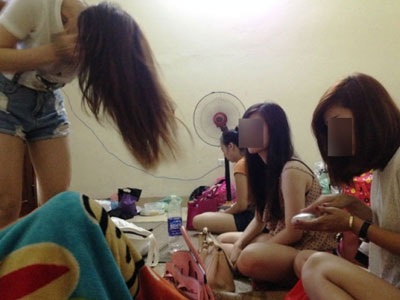 Chân dài "đi khách" và quy tắc im lặng trong bảo kê "động gái"