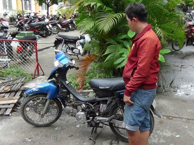 Cô gái 18 tuổi truy đuổi gần 1km tông ngã tên cướp