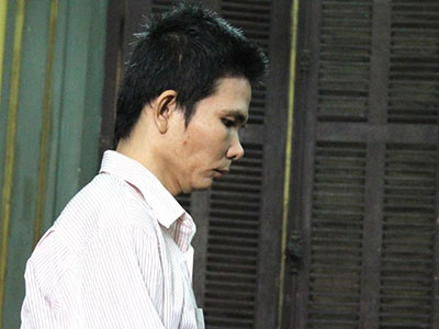 Lộ tội hiếp dâm vì ăn trộm điện thoại trong nhà nạn nhân