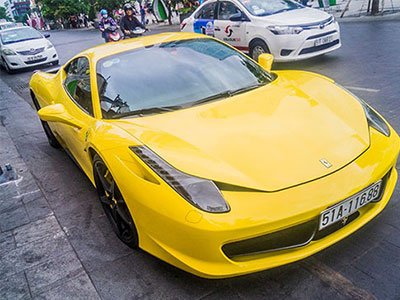 Siêu xe Ferrari màu vàng nổi bật trên phố đi bộ Sài Gòn