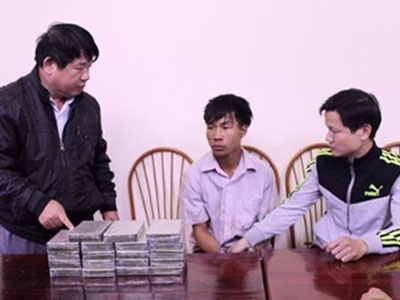 Trốn vào rừng, ôm 19 bánh heroin lặn suối vẫn không thoát