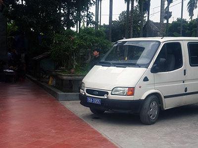 Xe biển xanh đưa đón hàng chục quý bà đi đánh bạc