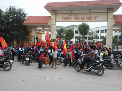 Dùng tiền dụ học sinh nghỉ học phản đối xây trung tâm thương mại