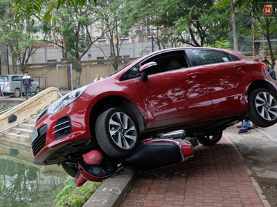Hà Nội: Đạp nhầm chân ga, người phụ nữ lái ô tô suýt lao xuống hồ