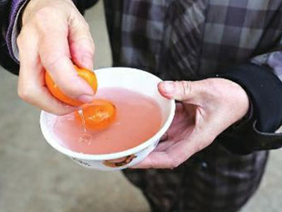 Trung Quốc: Mua quýt về ăn, phát hiện sự thật bàng hoàng sau khi rửa
