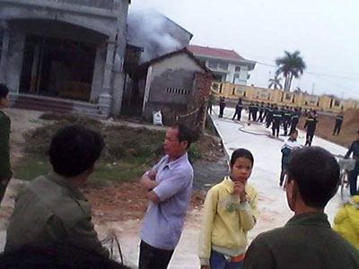 Vĩnh Phúc: Con trai say rượu chém vào đầu mẹ già tật nguyền rồi đốt nhà