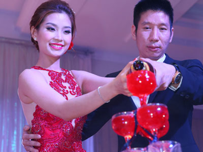 Á hậu Diễm Trang hạnh phúc bên chồng trong tiệc cưới