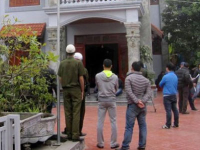Các ông chồng "muối mặt" đi nhận vợ bị bắt vì đánh bạc