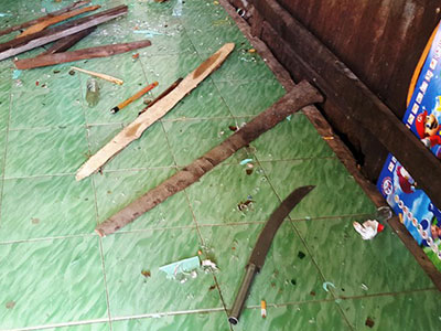 Côn đồ đập phá tài sản, vứt lại mã tấu trong nhà dân
