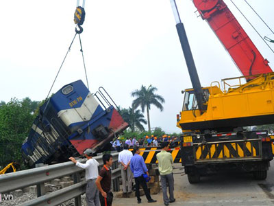 Giao thông tê liệt ở hiện trường vụ lật tàu khách