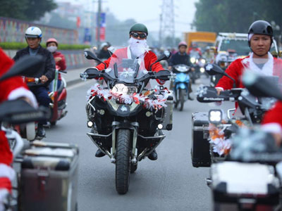 Ông già Noel và dàn xe khủng gây "náo loạn" Hà Nội phố