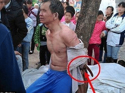Trung Quốc: Trộm "đầu 2 thứ tóc" bị dân trói vào gốc cây hạ nhục