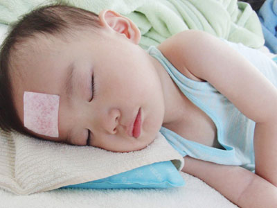 4 cách hạ sốt sai lầm của mẹ khiến bệnh của trẻ càng nặng hơn