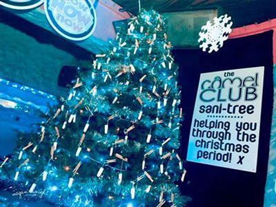 Cây thông Noel được trang trí bằng băng vệ sinh