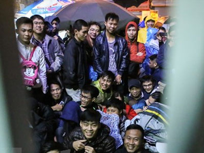 Hà Nội: Cả trăm người dân "bám trụ" suốt đêm chờ tiêm vắcxin cho con