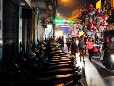 Hà Nội: Giá vé gửi xe máy tăng 10 lần trong đêm Noel