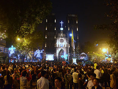Người dân Hà Nội, Sài Gòn ra đường đón Noel