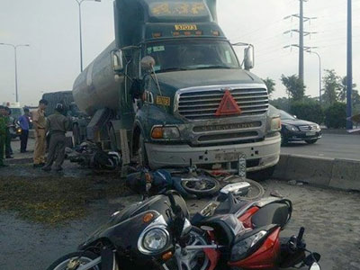 Tai nạn trước cửa ngõ Sài Gòn, 7 xe máy kẹt dưới gầm xe bồn