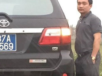 Khởi tố tài xế ôtô biển xanh chặn xe tải làm luật