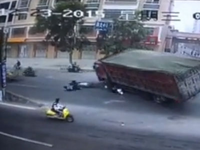 Clip: Xe tải chở than đổ đè lên thanh niên đi xe máy
