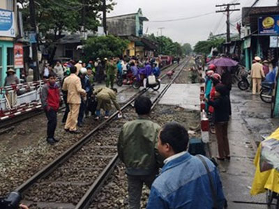 Hãi hùng chứng kiến nam thanh niên lao vào đoàn tàu tự sát
