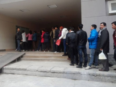 "Kỳ lạ" xếp hàng mua "thần dược" chữa dạ dày ở giữa Thủ đô