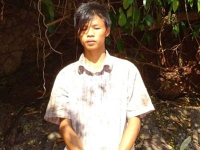 Anh trai kéo em gái xuống suối hiếp dâm