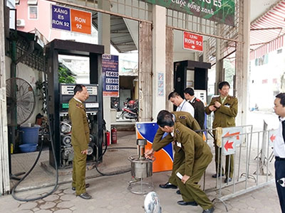 Bắt khẩn cấp 8 đối tượng ăn bớt xăng dầu bằng điều khiển từ xa