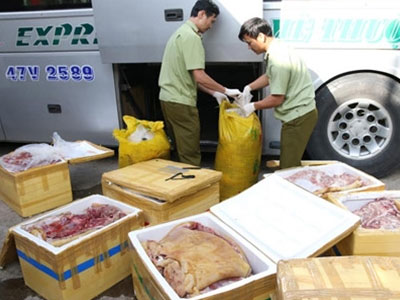 Lại phát hiện bắt giữ gần 1 tấn thịt bốc mùi trên xe khách