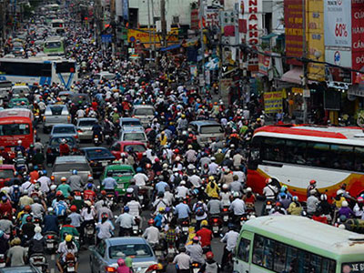 Mở đèn xe máy chạy ban ngày, sáng kiến gây sốc?
