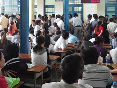 Nghe tin đồn, người dân ùn ùn đi đổi giấy phép lái xe