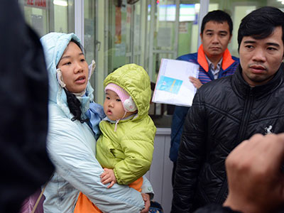 Nhiều phụ huynh không biết đăng ký tiêm vắc xin qua mạng