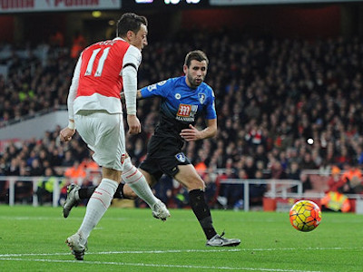 Ozil tỏa sáng, Arsenal vươn lên dẫn đầu Premier League