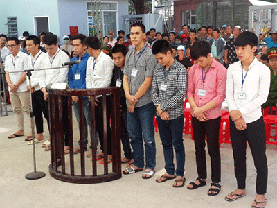 Xông vào Ủy ban phường chém người, 10 bị cáo lãnh án