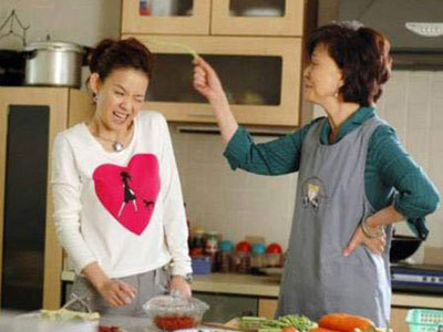 Con dâu bị tát lệch má vì "tố" mẹ chồng cho ăn đạm bạc