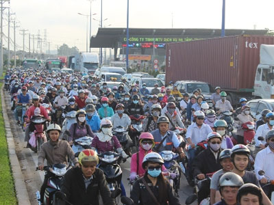 Hàng ngàn xe tải vào cảng, xa lộ Hà Nội kẹt cứng từ 4 giờ sáng