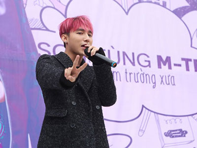 Sơn Tùng M-TP về Thái Bình thăm trường cũ