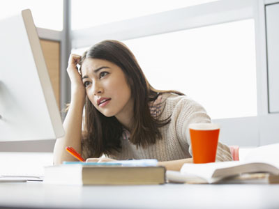 Xuống đi, các bạn trẻ đang "ngồi trên nóc tủ"