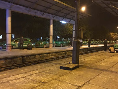 Ga Vinh "bảo kê" 3 hãng taxi bắt khách sát đường sắt?