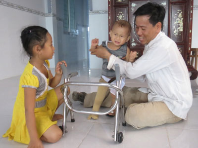Gặp lại bé sơ sinh văng khỏi bụng mẹ trong tai nạn xe bồn