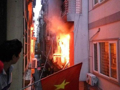 Hà Nội: Nhà 5 tầng bốc cháy như đuốc vào sáng sớm