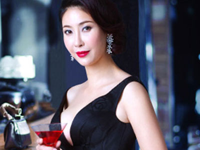 Hoa hậu giàu nhất Việt Nam: Bố ruột quay lưng, ăn cơm với nước lã!
