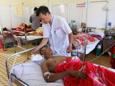 Vô tình làm bạn trúng đạn, thiếu niên tự bắn mình chuộc lỗi