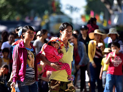 Đông nghịt người tại các điểm vui chơi ở Sài Gòn