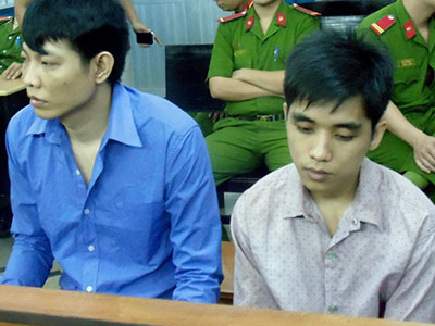 Dùng xà beng đâm chết người trốn trong nhà vệ sinh