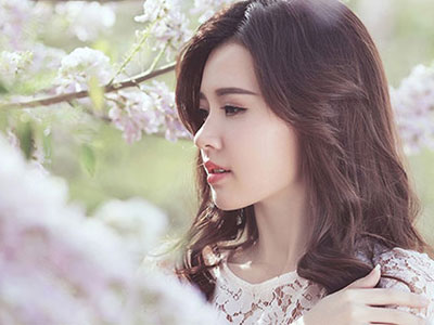 Midu làm duyên bên hoa anh đào