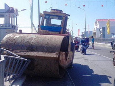 Xe lu... mất phanh, người dân tá hỏa tháo chạy