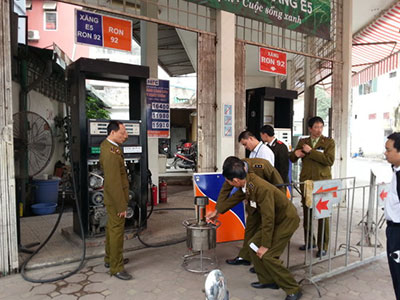 Bắt 12 nghi can trong đường dây buôn bán chip gian lậu xăng dầu