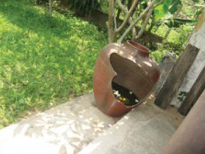 Hà Nội: Bị khởi tố vì trót làm vỡ… cái chum?